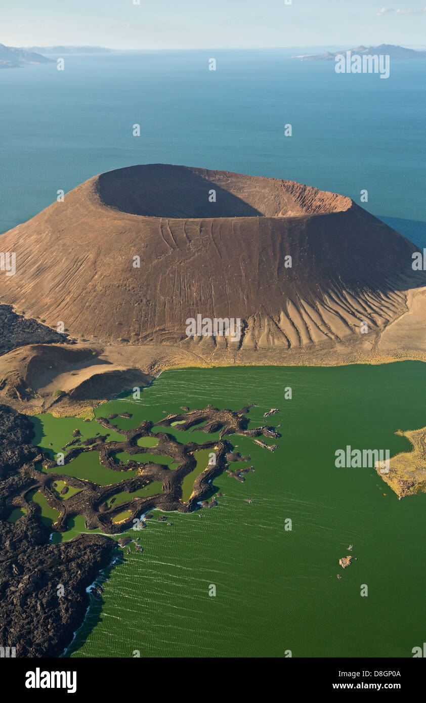 Vue aérienne du cratère Nabuyatom,au sud du lac Turkana au Kenya. Banque D'Images