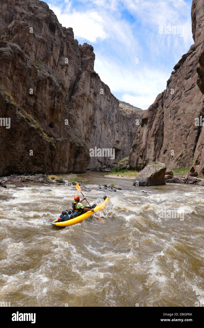 Un kayak gonflable kayak sur la rivière de l'Idaho Bruneau. Banque D'Images