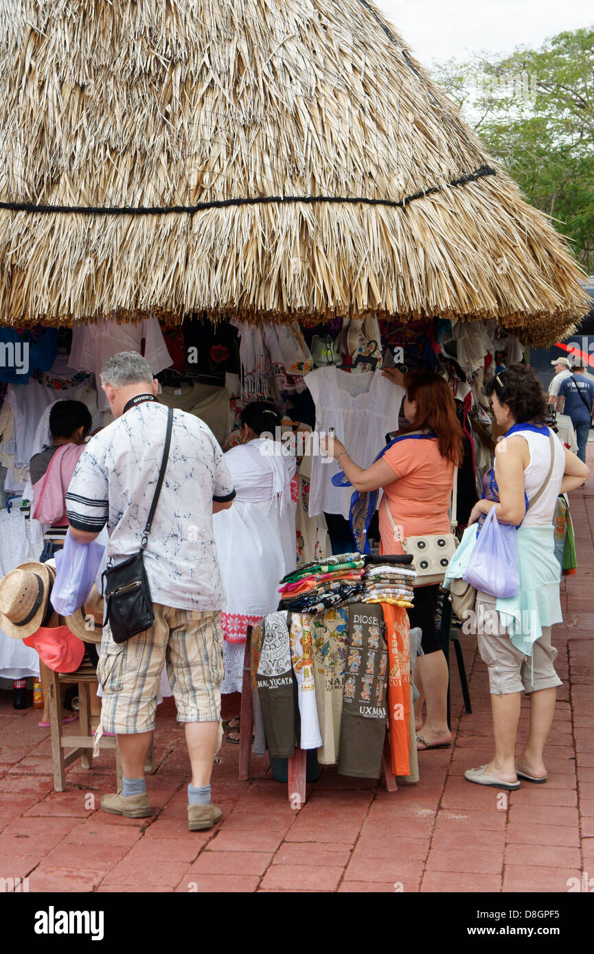 Les touristes à la recherche d'habillement et de l'artisanat maya à l'extérieur les ruines mayas d'Uxmal, Yucatan, Mexique Banque D'Images