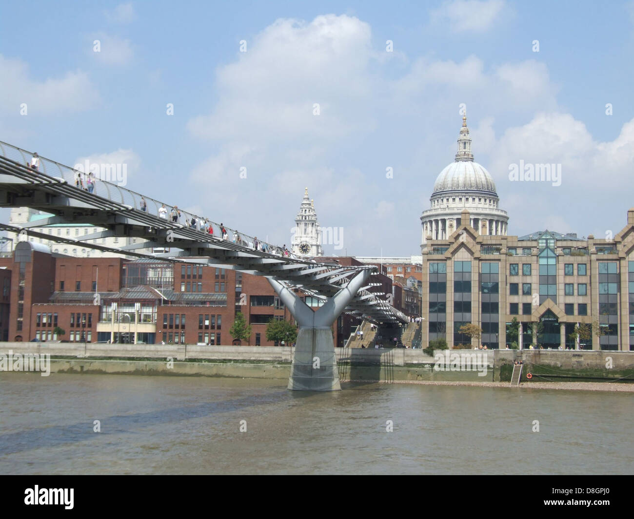Cette image montre un pont menant à l'église historique de Saint Paul. Connue pour son architecture classique, l'église est un monument emblématique, et le pont offre une vue panoramique sur les environs. Banque D'Images