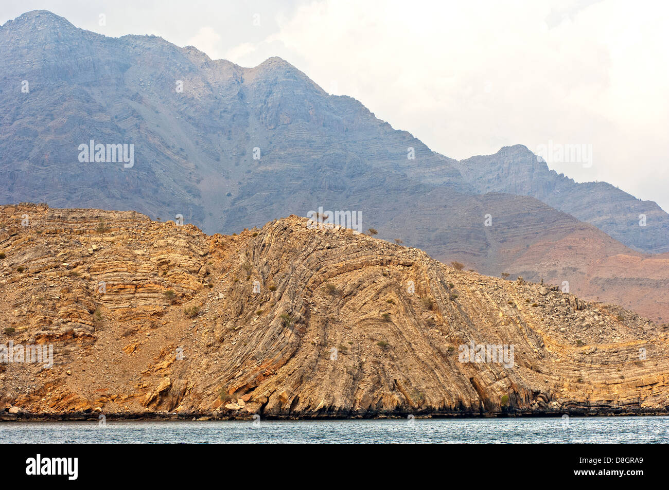 Plis géologiques dans la région de roche entourant le Khor Ash Sham, Fjord, Musandam Sultanat d'Oman Banque D'Images