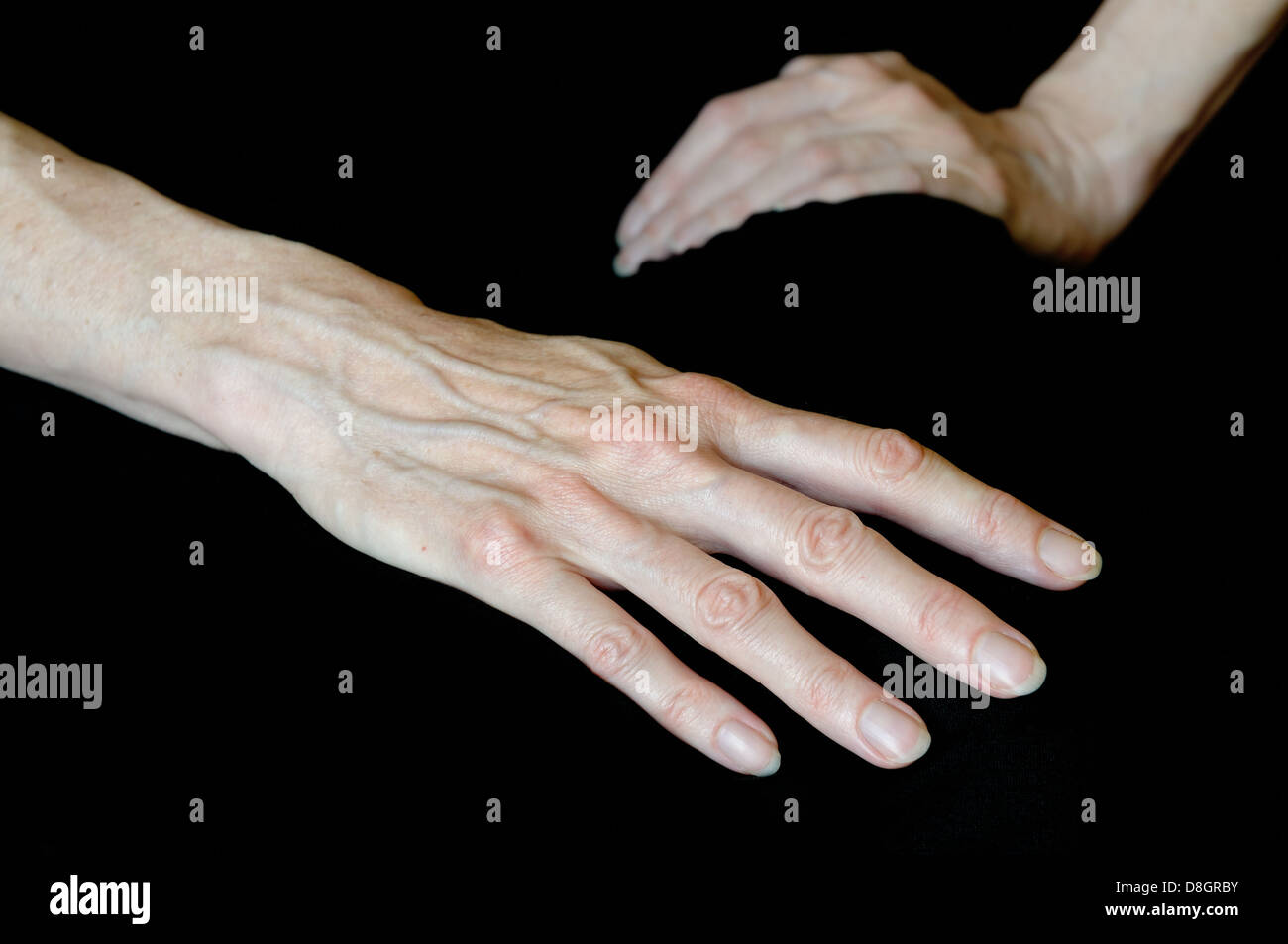 Différentes positions de senior woman's hands sur fond noir Banque D'Images