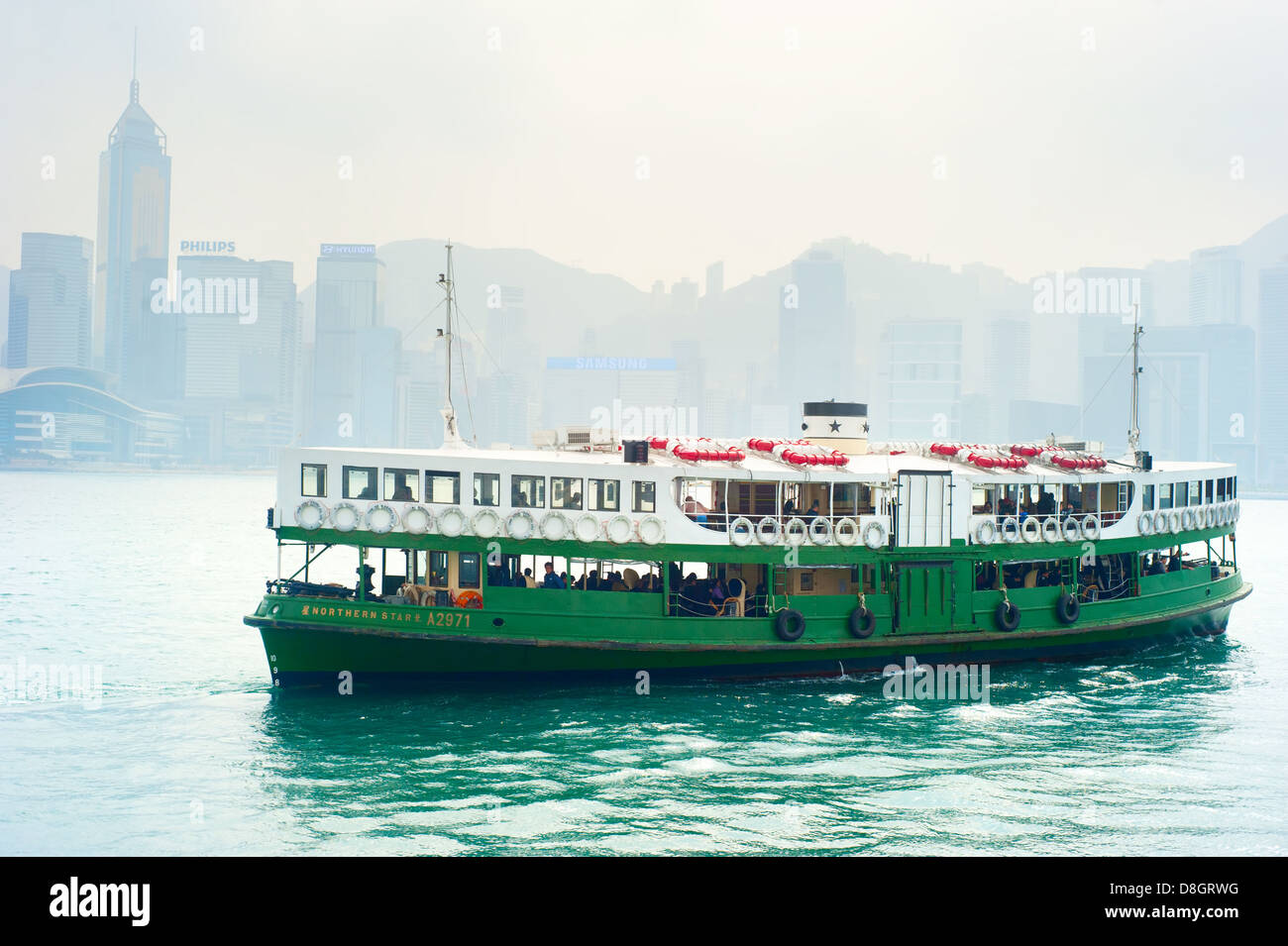 'Solar Ferry star' sur la route de Hong Kong à Kowloon island . Banque D'Images