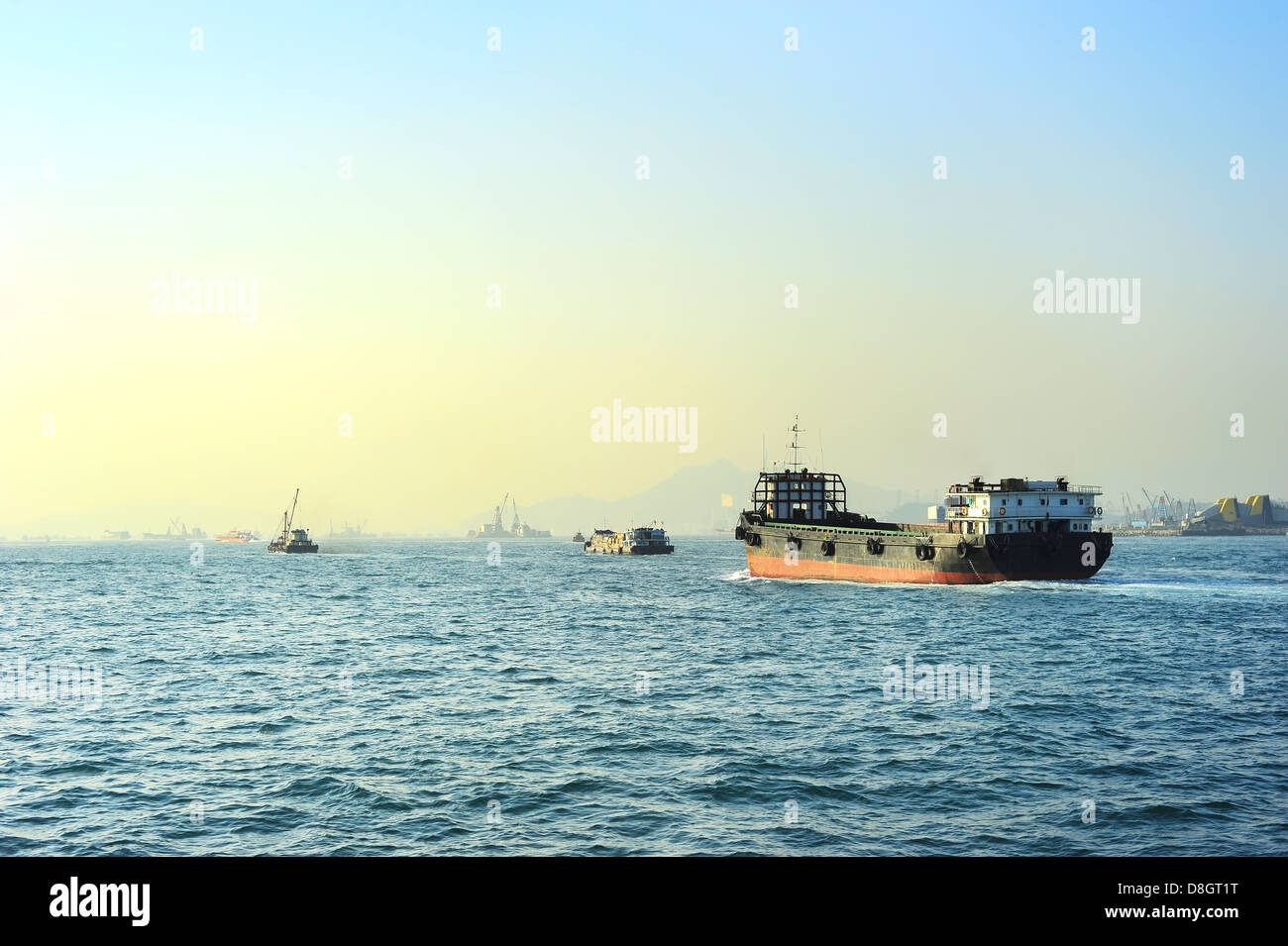 Les navires industriels dans le port de Hong Kong Banque D'Images