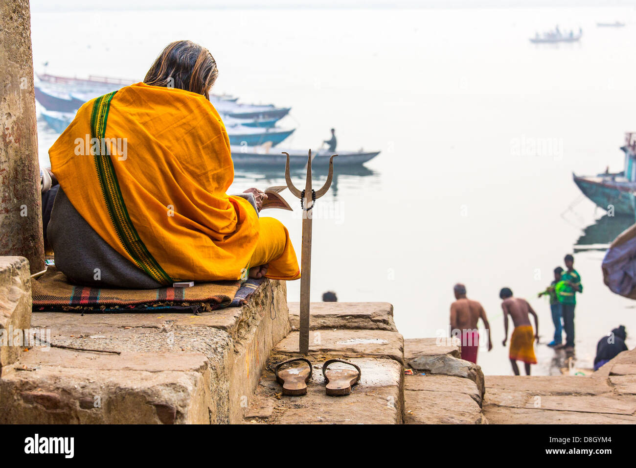 Sadhu sur un ghat de Varanasi, Inde Banque D'Images