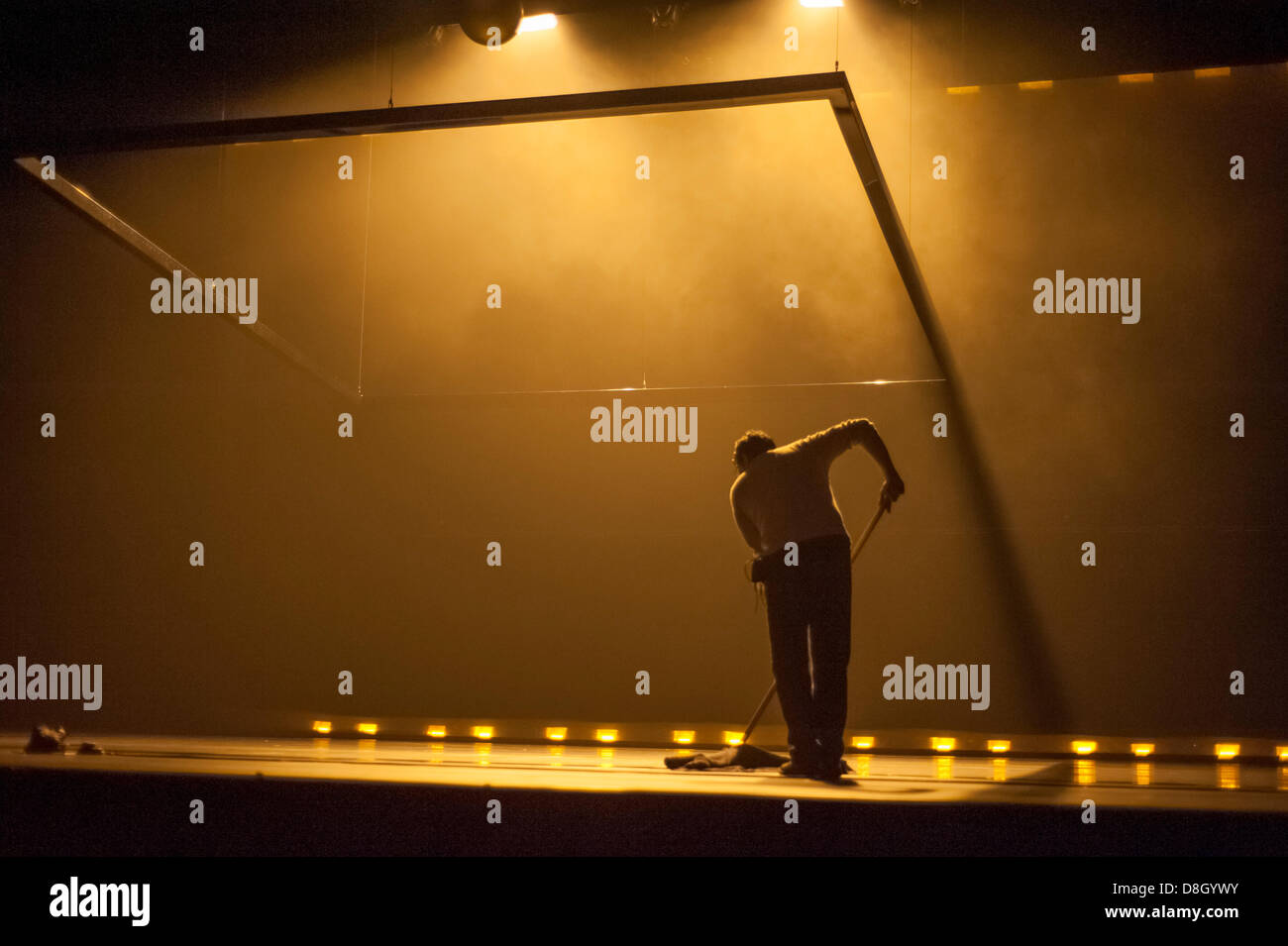 Londres, Royaume-Uni. 28 mai 2013. Les préparatifs de la scène Akram Khan Company's nouvelle production intitulée iTMOi (dans l'esprit d'Igor) qui s'exécute au Sadler's Wells Theatre à partir du 28 mai - 1 juin. La production a été spécialement commandée pour célébrer le centenaire d'Igor Stravinky's le droit de printemps qui tombe le 29 mai 2013. Ces fonctionnalités le fulll cast de danseurs effectuant une scène appelée cérémonie accompagnée par la musique de Nitin Sawhney. Credit : Carole Edrich/Alamy Live News Banque D'Images