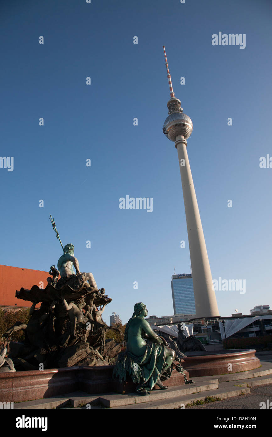 Fontaine de Neptune et tour de la télévision de Berlin, Alexanderplatz, Berlin, Allemagne Banque D'Images