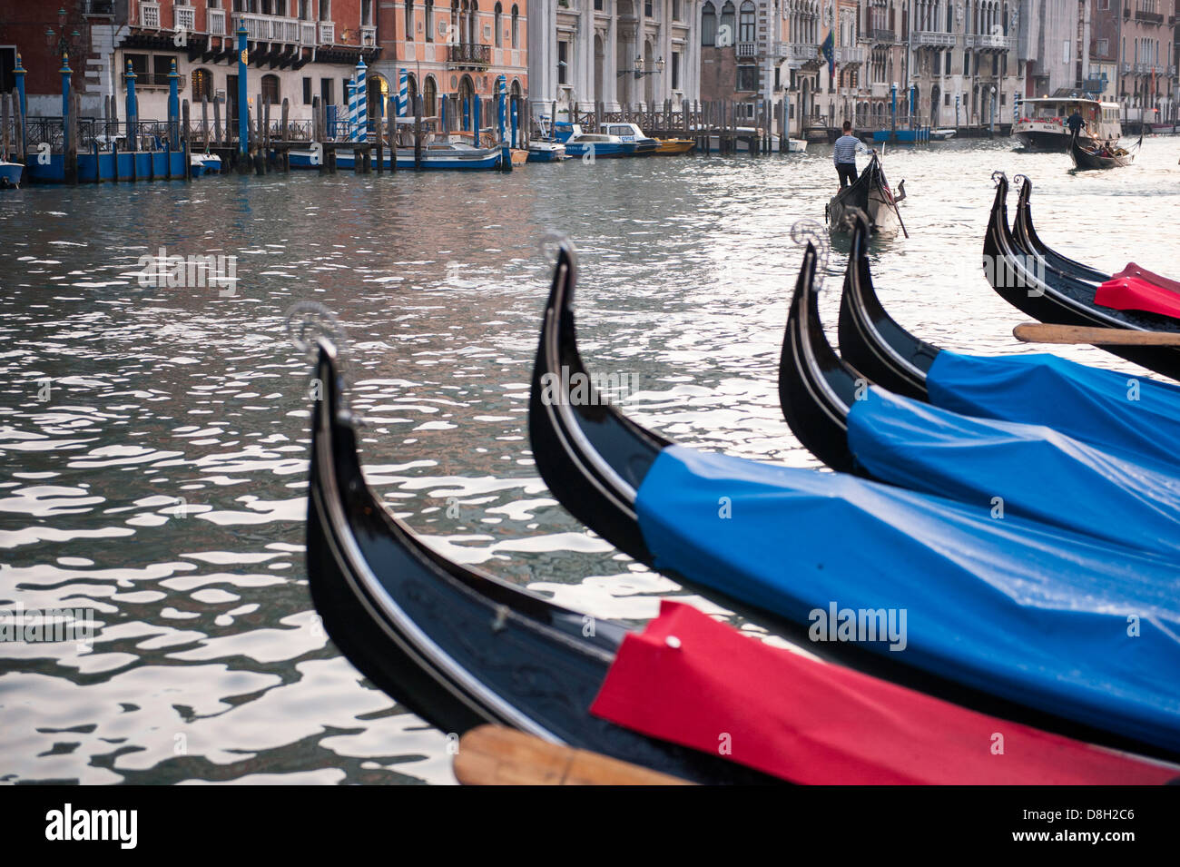 Un gondolier vu au Grand Canal, Venise, Italie. Banque D'Images