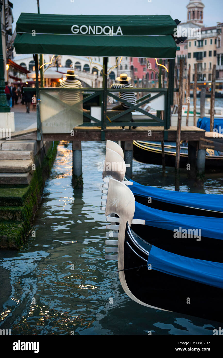 Gondoliers au téléphérique du Grand Canal, Venise, Italie. Banque D'Images