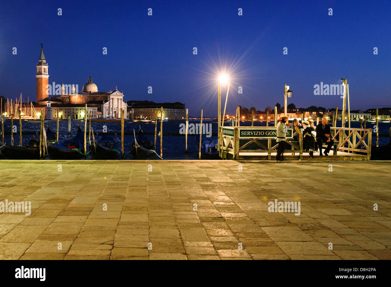 Gondoliers à Venise le front de mer et la nuit, Venise, Italie. Banque D'Images