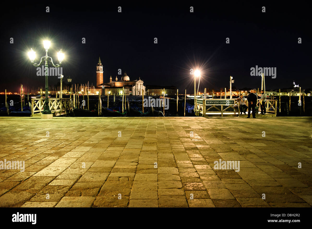 Gondoliers à Venise le front de mer et la nuit, Venise, Italie. Banque D'Images
