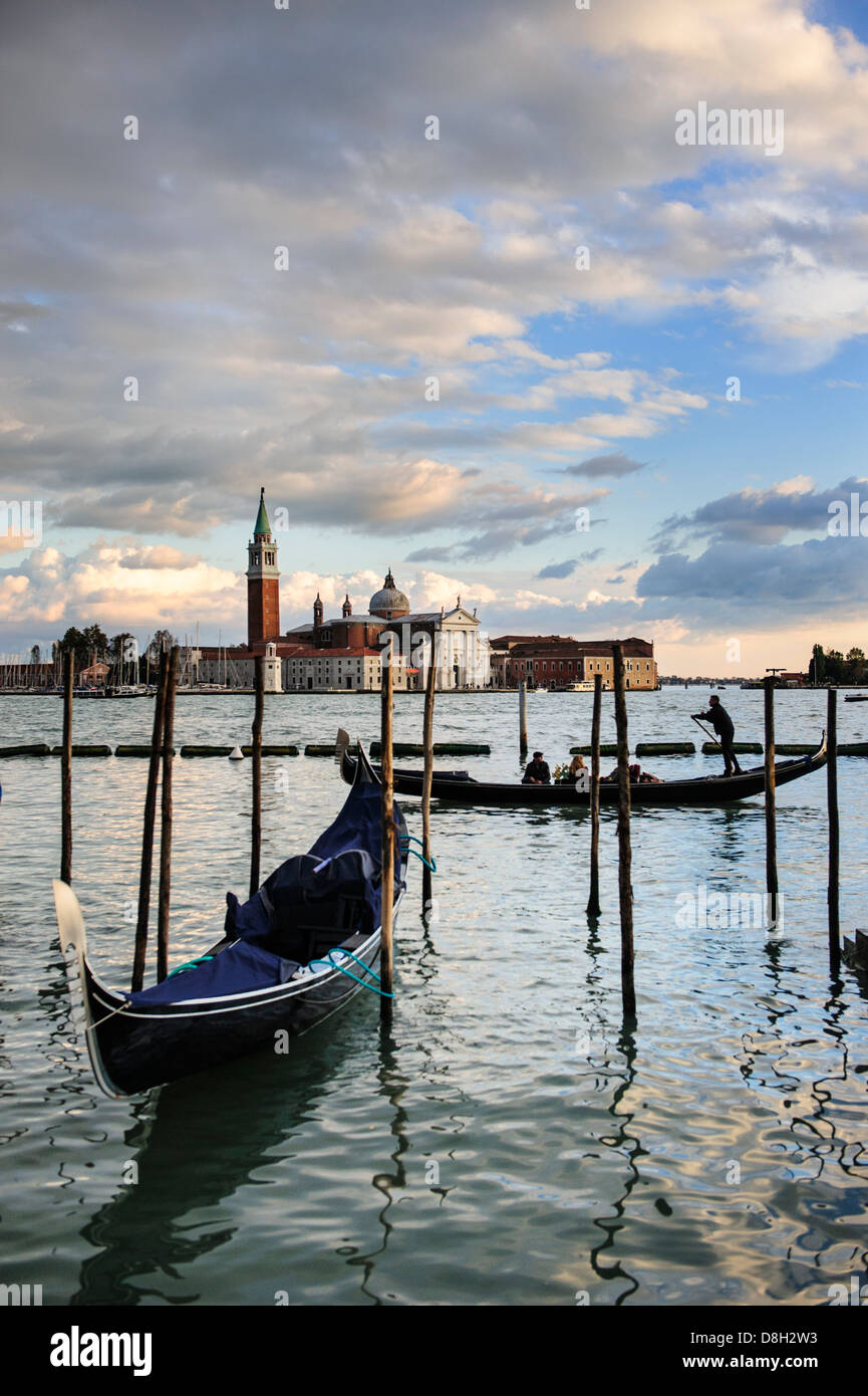 Un gondolier à voiles le bassin de Saint-Marc, Venise, Italie. Banque D'Images