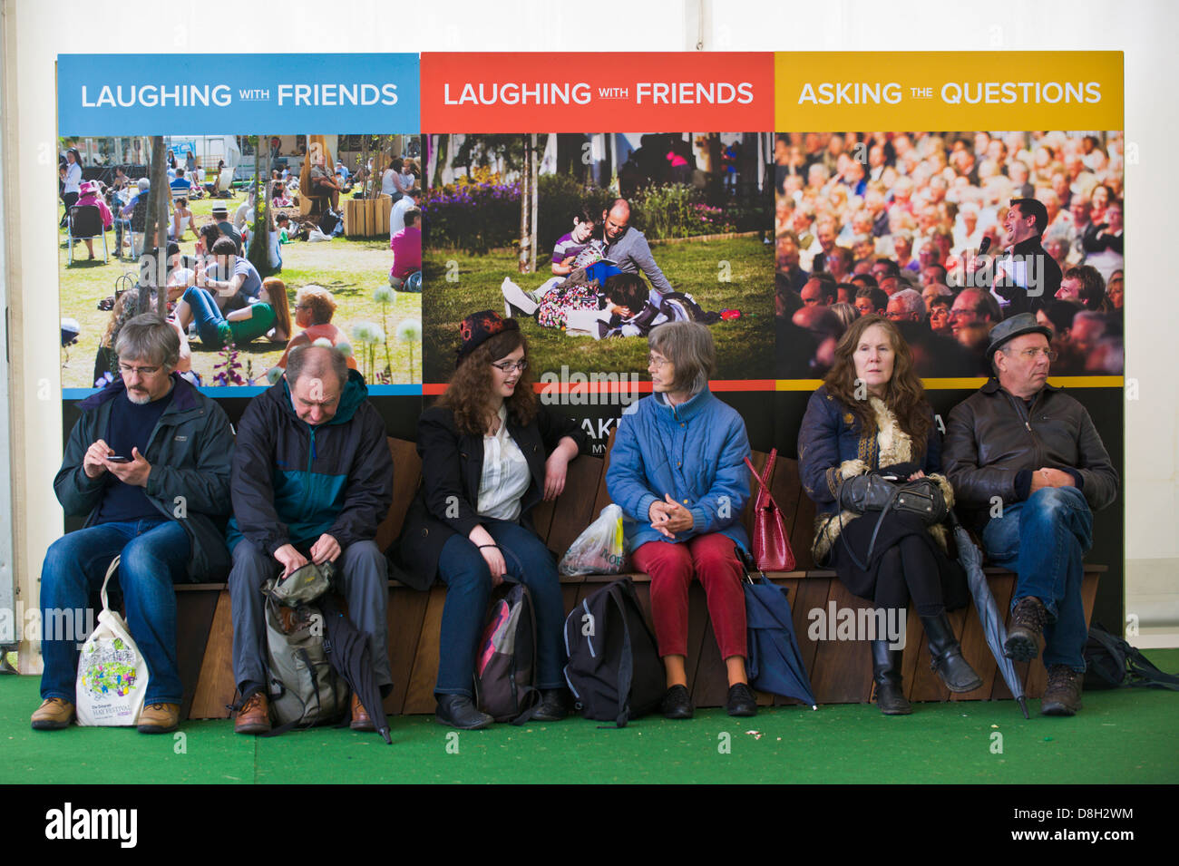 Les visiteurs se détendre sur un banc entre les événements de la Telegraph Hay Festival 2013 Hay-on-Wye Powys Pays de Galles UK Banque D'Images