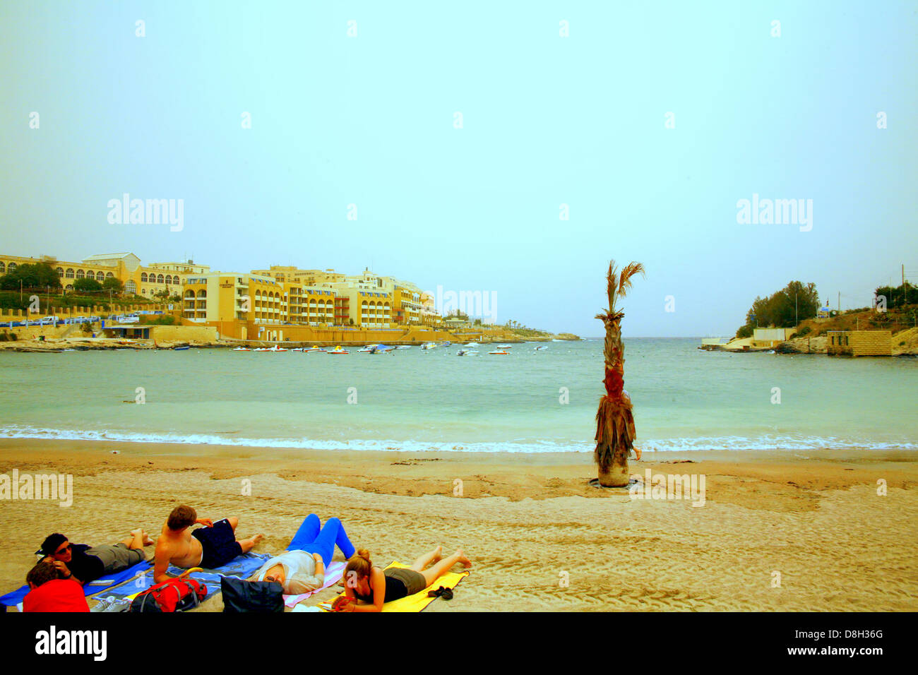 Le paisible St George's Bay avec l'homme a fait, Malte. Banque D'Images