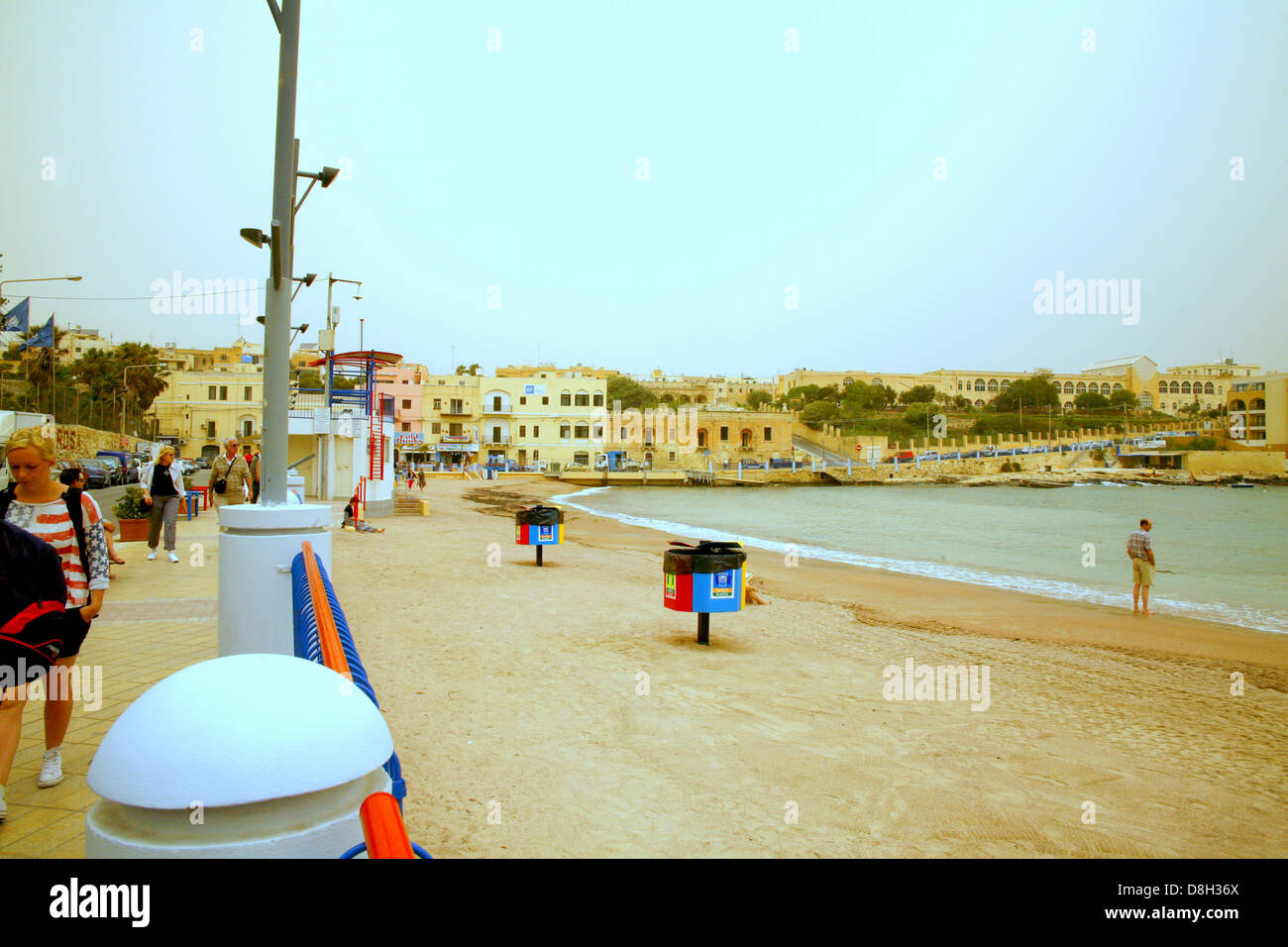 L'homme fait les plage de St George's Bay, Malte. Banque D'Images
