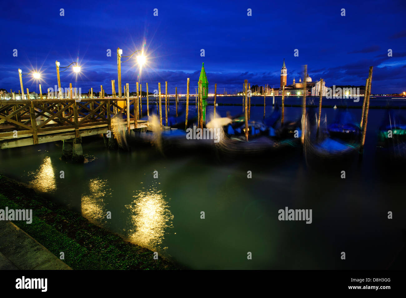 Gondoles de Venise amarrée au bord de l'eau au crépuscule, en Italie. Banque D'Images