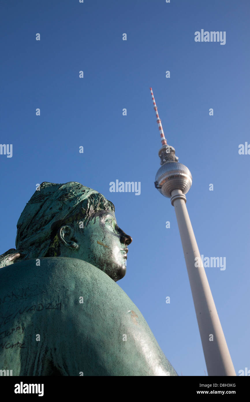 Fontaine de Neptune et tour de la télévision de Berlin, Alexanderplatz, Berlin, Allemagne Banque D'Images