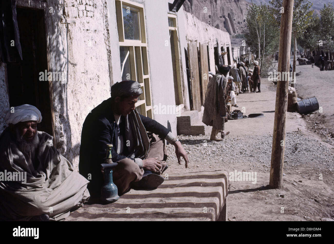 L'Afghanistan où les hommes du village s'asseoir à l'ombre sur les porches Banque D'Images