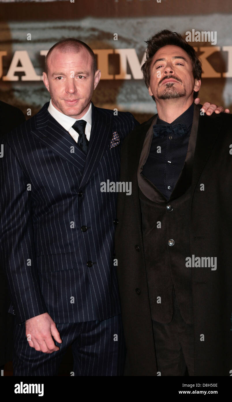 Guy Ritchie et Robert Downey Jr. lors de la première Allemande de Sherlock Holmes' dans le CineStar à Berlin. Banque D'Images