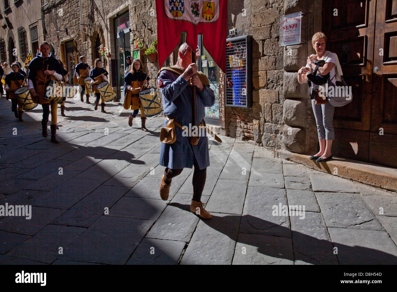 La population locale dans les cours traditionnels costumes médiévaux concours palio de l'arbalète dans l'ancienne ville de Volterra, Toscane, Italie Banque D'Images