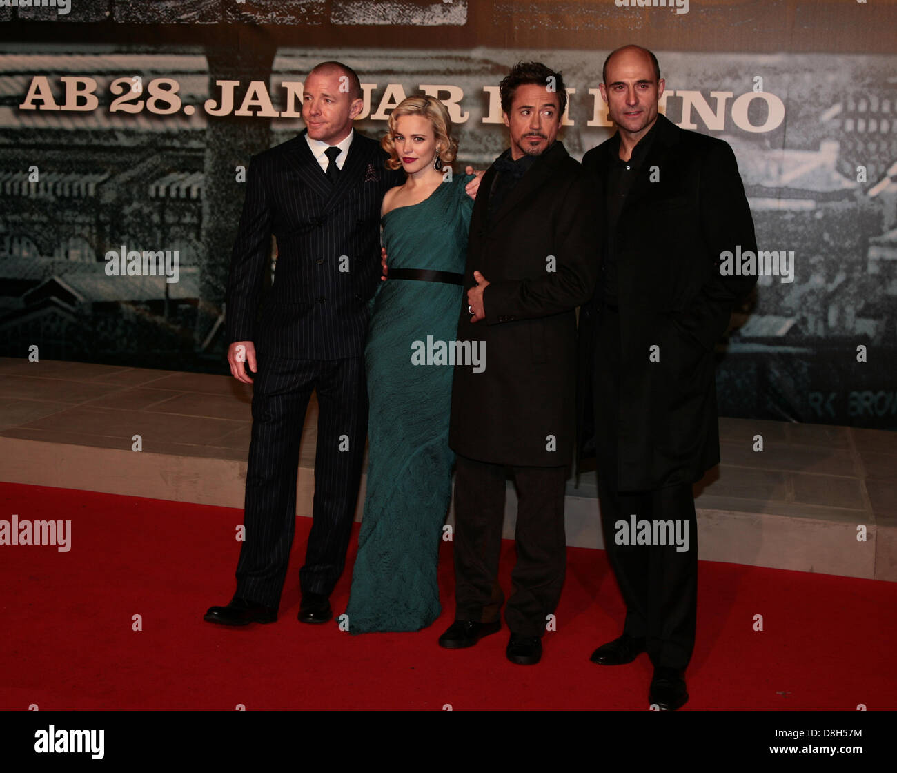 Guy Ritchie, Rachel McAdams, Robert Downey Jr., Mark Strong à la première Allemande de Sherlock Holmes' dans le CineStar à Berlin. Banque D'Images
