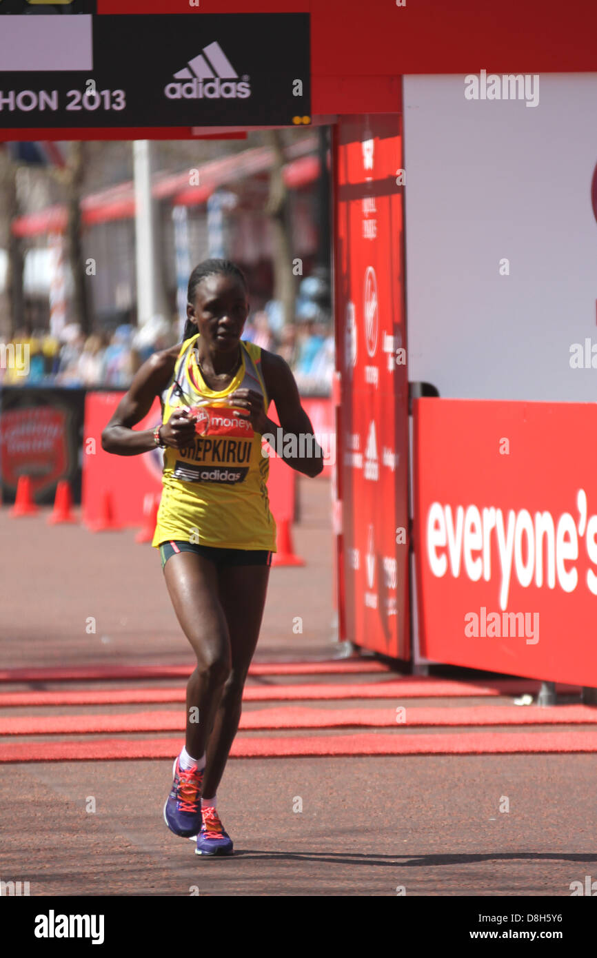 Joyce CHEPKIRUI du Kenya se termine le marathon de Londres 2013 vierge Banque D'Images