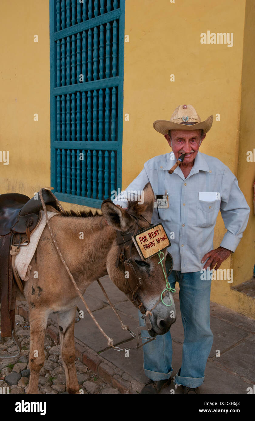 Cuba Trinidad vieil homme à chapeau de cowboy avec âne pour promenades en centre de la vieille ville coloniale Banque D'Images
