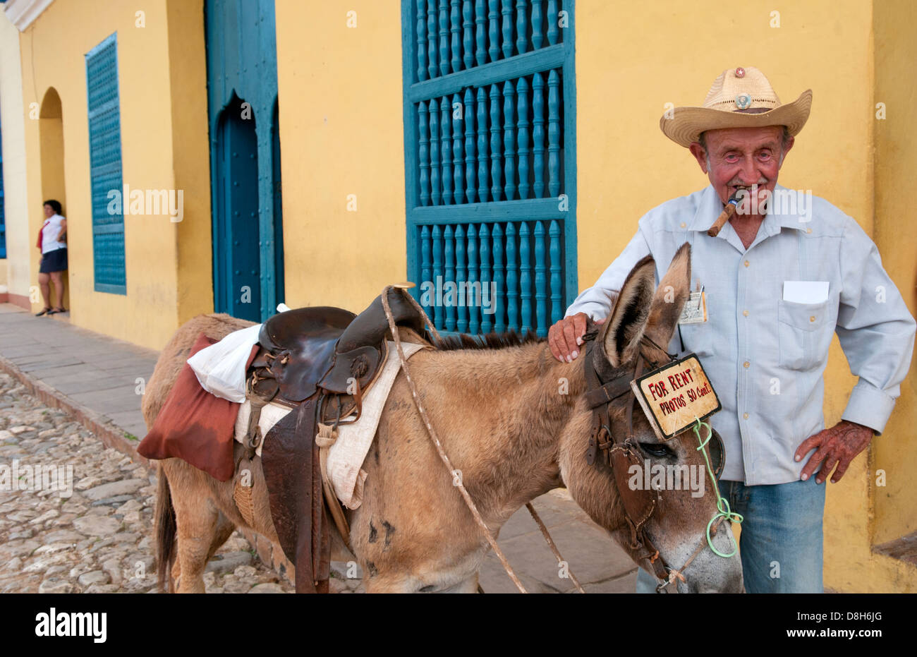 Cuba Trinidad vieil homme à chapeau de cowboy avec âne pour promenades en centre de la vieille ville coloniale Banque D'Images