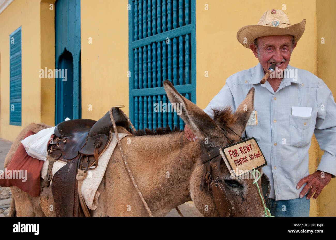 Cuba Trinidad vieil homme à chapeau de cowboy avec âne pour promenades en centre de la vieille ville coloniale Banque D'Images