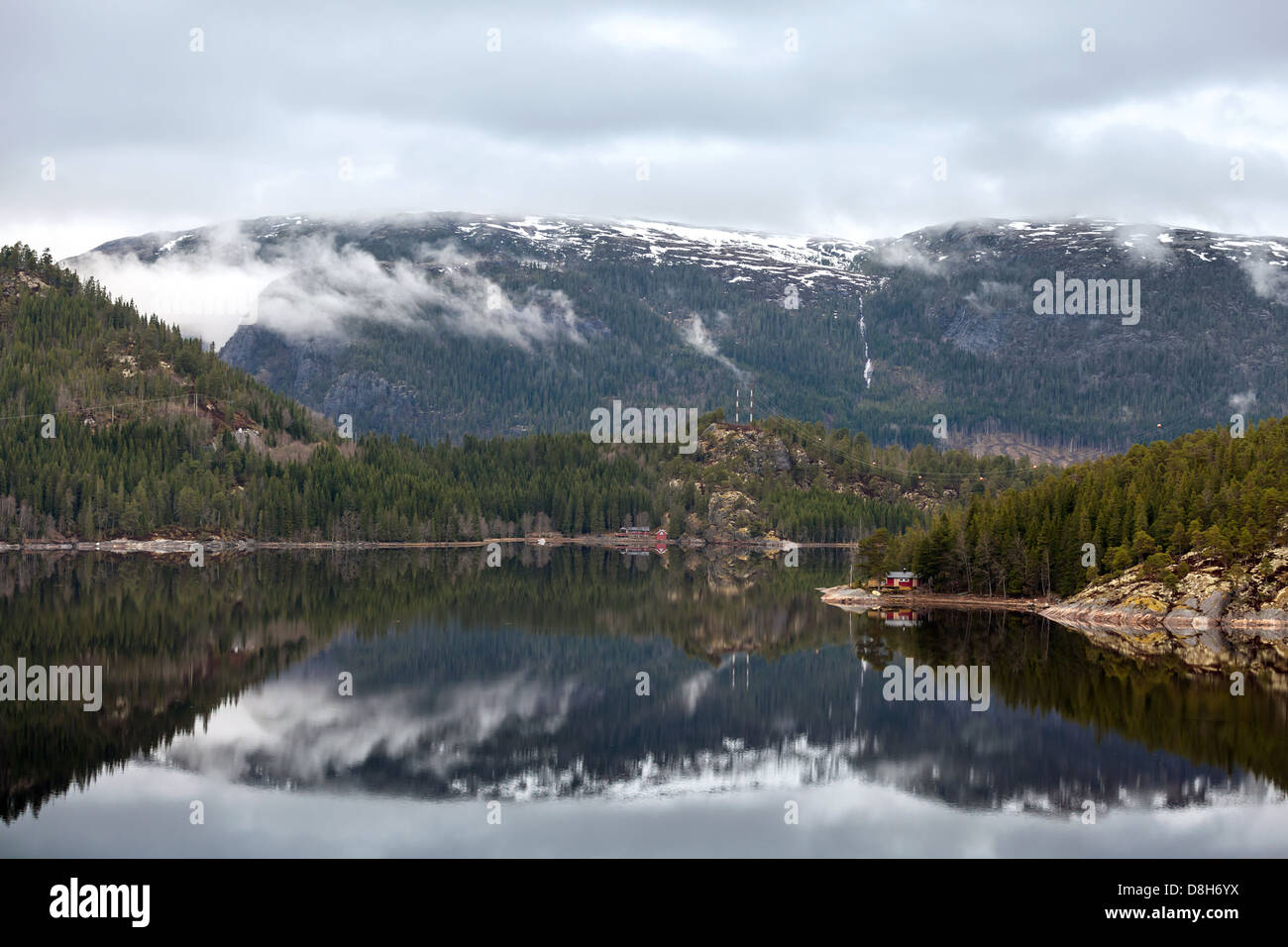 Paysage norvégien avec calme l'eau de mer et montagne Banque D'Images