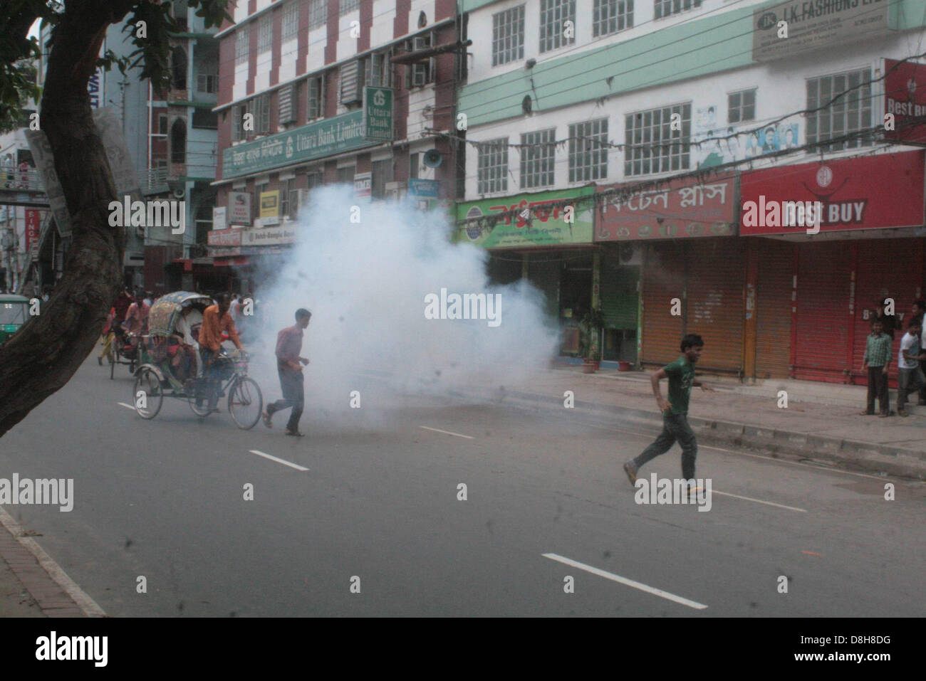 Dhaka, Bangladesh, 29 mai 2013. Les travailleurs du vêtement protester à mirpur salon pour l'augmentation de leurs salaires et traitements. Il y a eu des affrontements avec la police et un certain nombre de manifestants ont été blessés. Zakir Hossain Chowdhury Crédit : zakir / Alamy Live News Banque D'Images