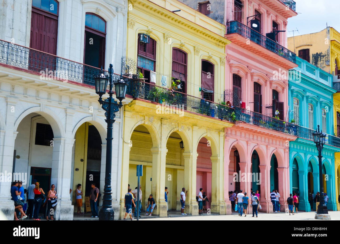 La Havane Cuba centre-ville bâtiments colorés pastel maisons près de la  capitale et centre ville Photo Stock - Alamy