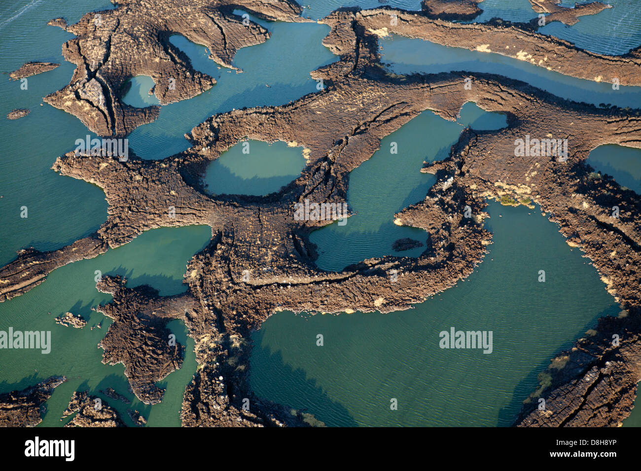 Vue aérienne de l'eaux couleur de jade du lac Turkana au Kenya. Banque D'Images