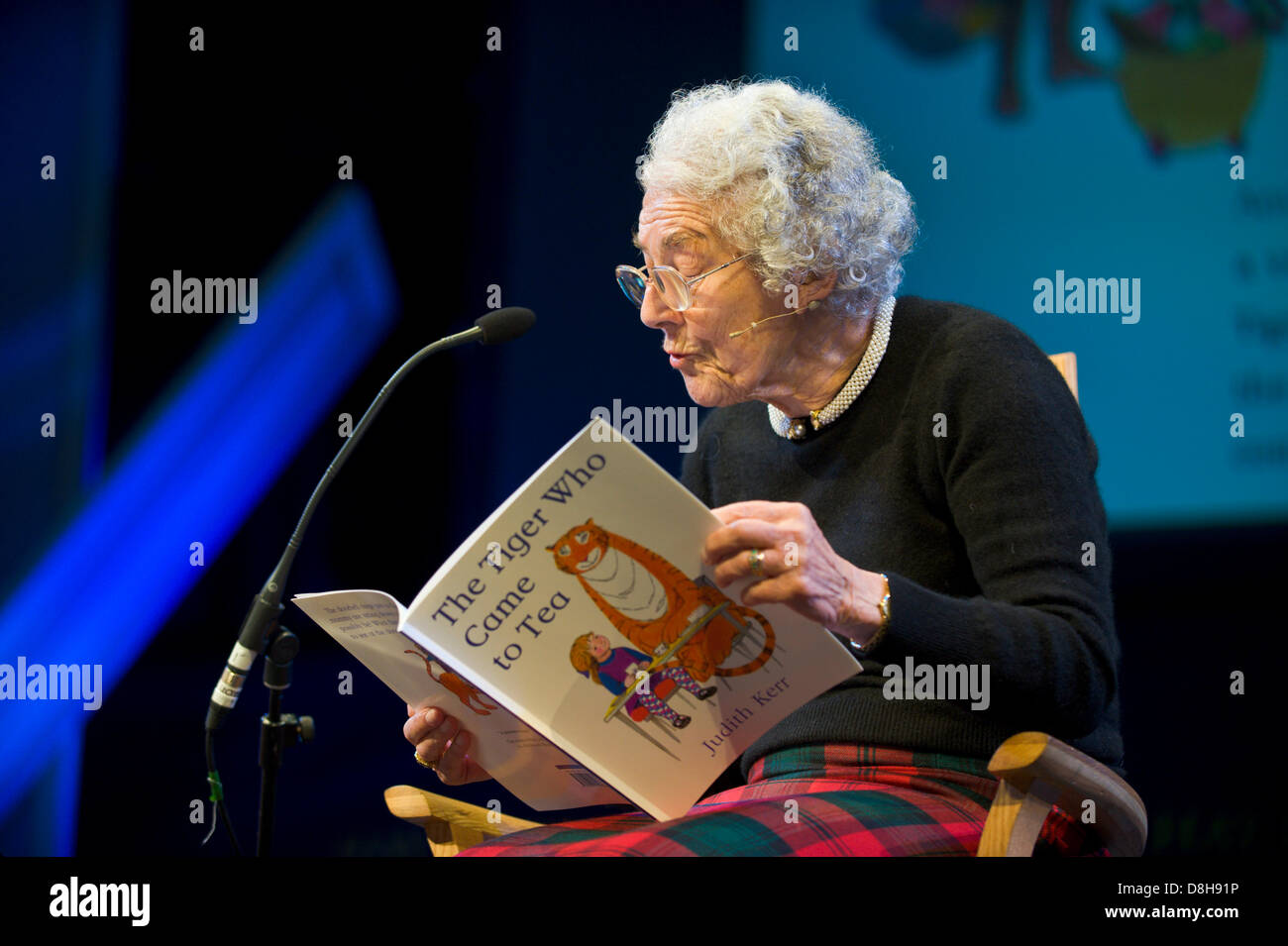 Judith Kerr a lu son livre pour enfants "Le tigre qui est arrivé au plateau" sur scène à Hay Festival 2013 Hay-on-Wye Powys Pays de Galles UK Banque D'Images