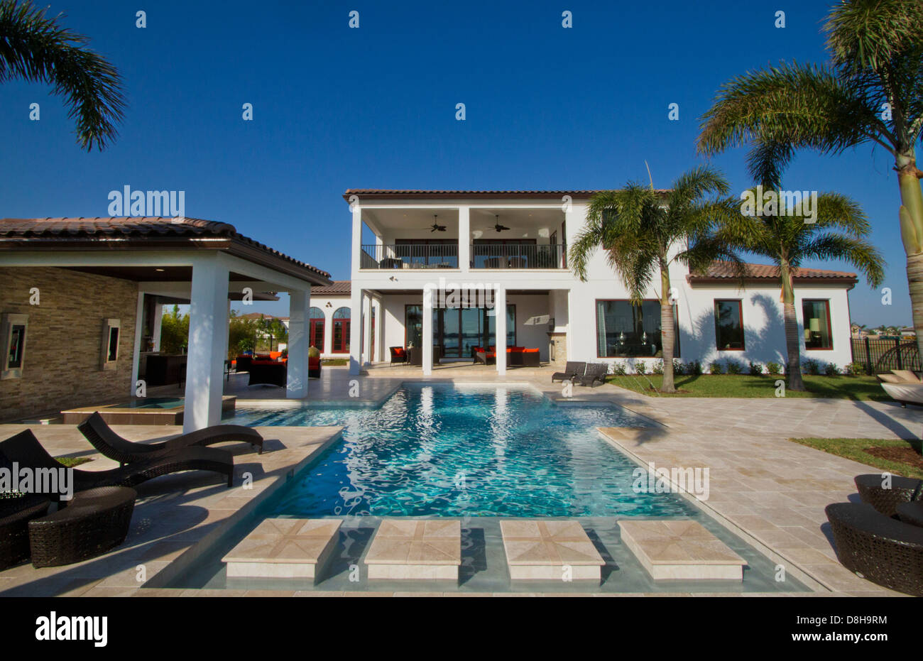 Maison de luxe d'une valeur de plusieurs millions de dollars avec palmiers et ciel bleu Banque D'Images