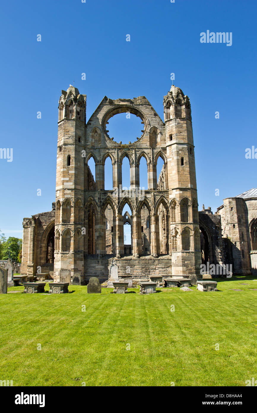 Cathédrale d'ELGIN AU DÉBUT DU PRINTEMPS UNE VUE DE LA TOURS de Moray en Écosse Banque D'Images