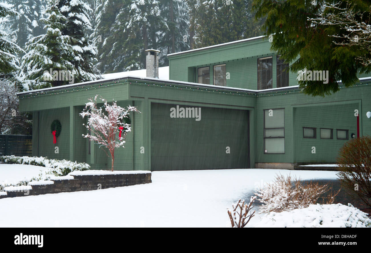 Maison contemporaine sur la côte ouest de l'Amérique du Nord décorée pour Noël et entouré par la neige Banque D'Images