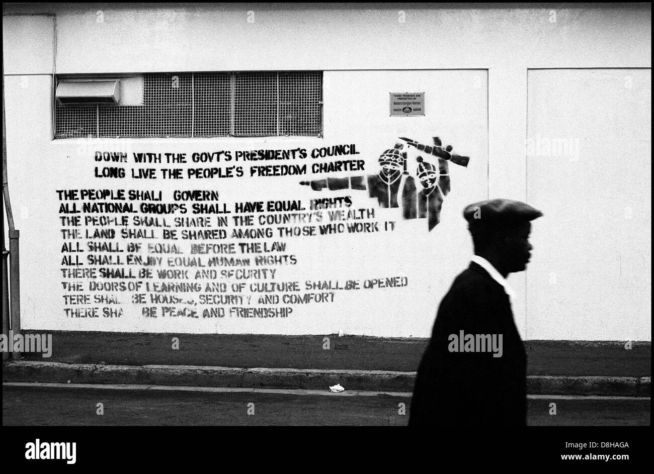 Les clauses de la Charte de la Liberté au pochoir sur un mur d'usine à Salt River,Cap,1983.Le message est aussi protester au pochoir Banque D'Images