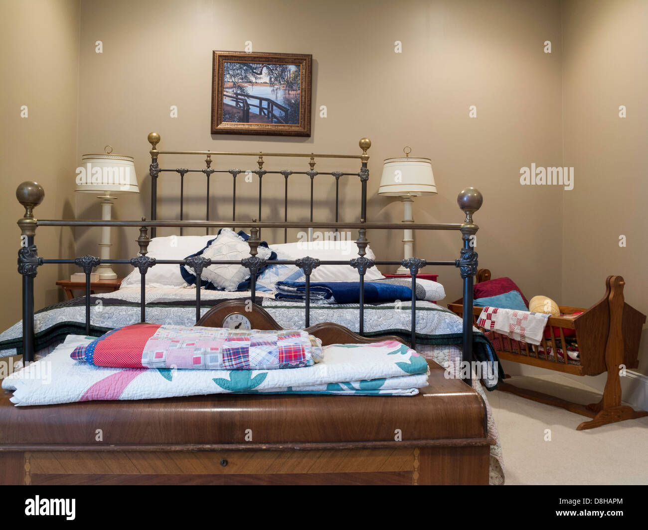 L'intérieur de chambre à coucher avec lit en laiton, USA Banque D'Images