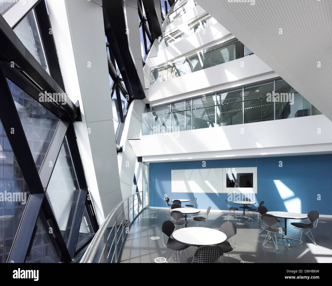 Espace de bureau au 30 St Mary Axe (le cornichon), Londres, Royaume-Uni. Architecte : Michael O'Sullivan, 2012. Vue de l'atrium br Banque D'Images