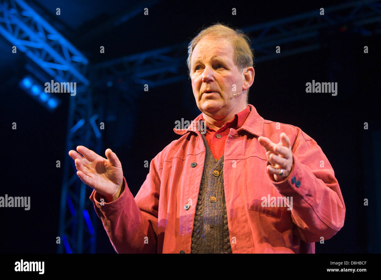 Michael Morpurgo illustré sur scène parle de son travail à Hay Festival 2013 Hay-on-Wye Powys Pays de Galles UK Banque D'Images
