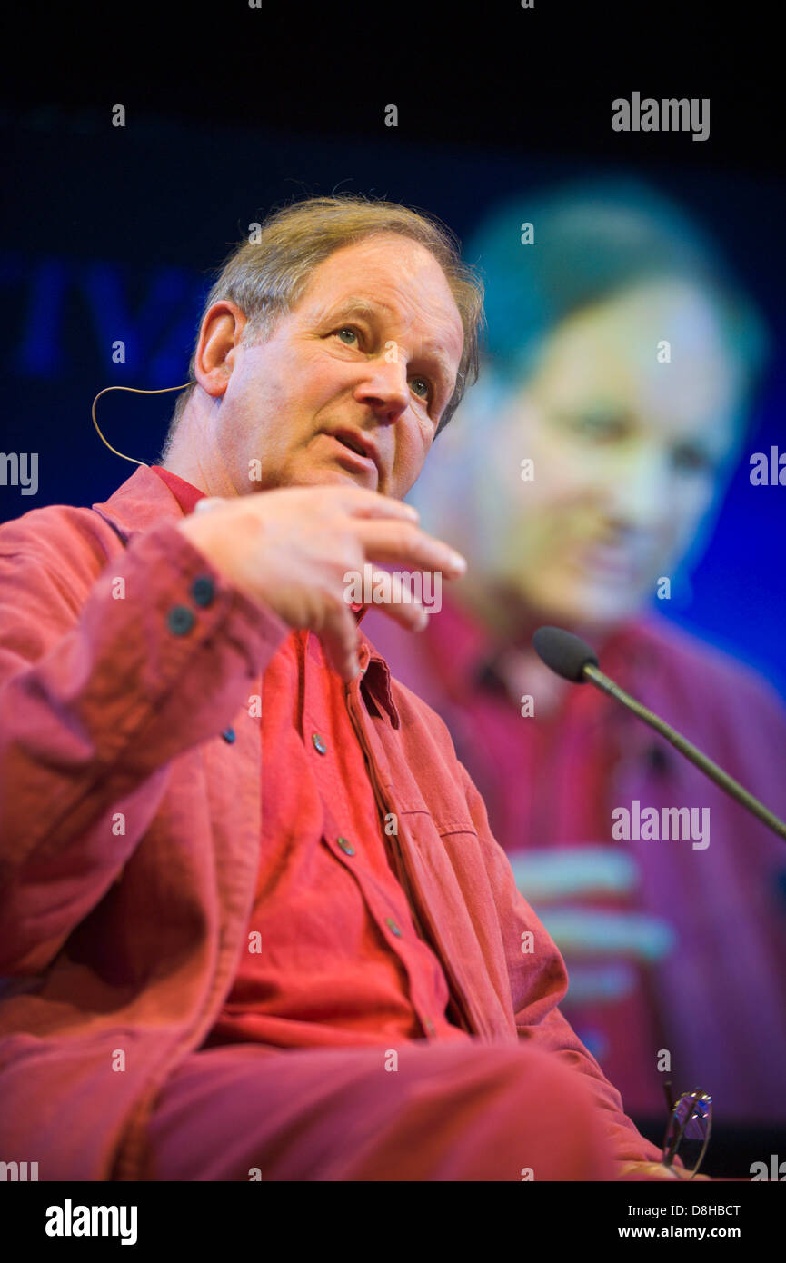 Michael Morpurgo illustré sur scène parle de son travail à Hay Festival 2013 Hay-on-Wye Powys Pays de Galles UK Banque D'Images