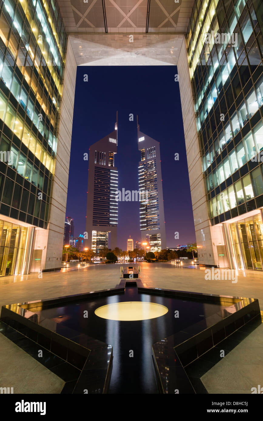 Vue de nuit sur Emirates Towers à partir de l'embarquement au DIFC ou Centre Financier International de Dubaï à Dubaï Banque D'Images