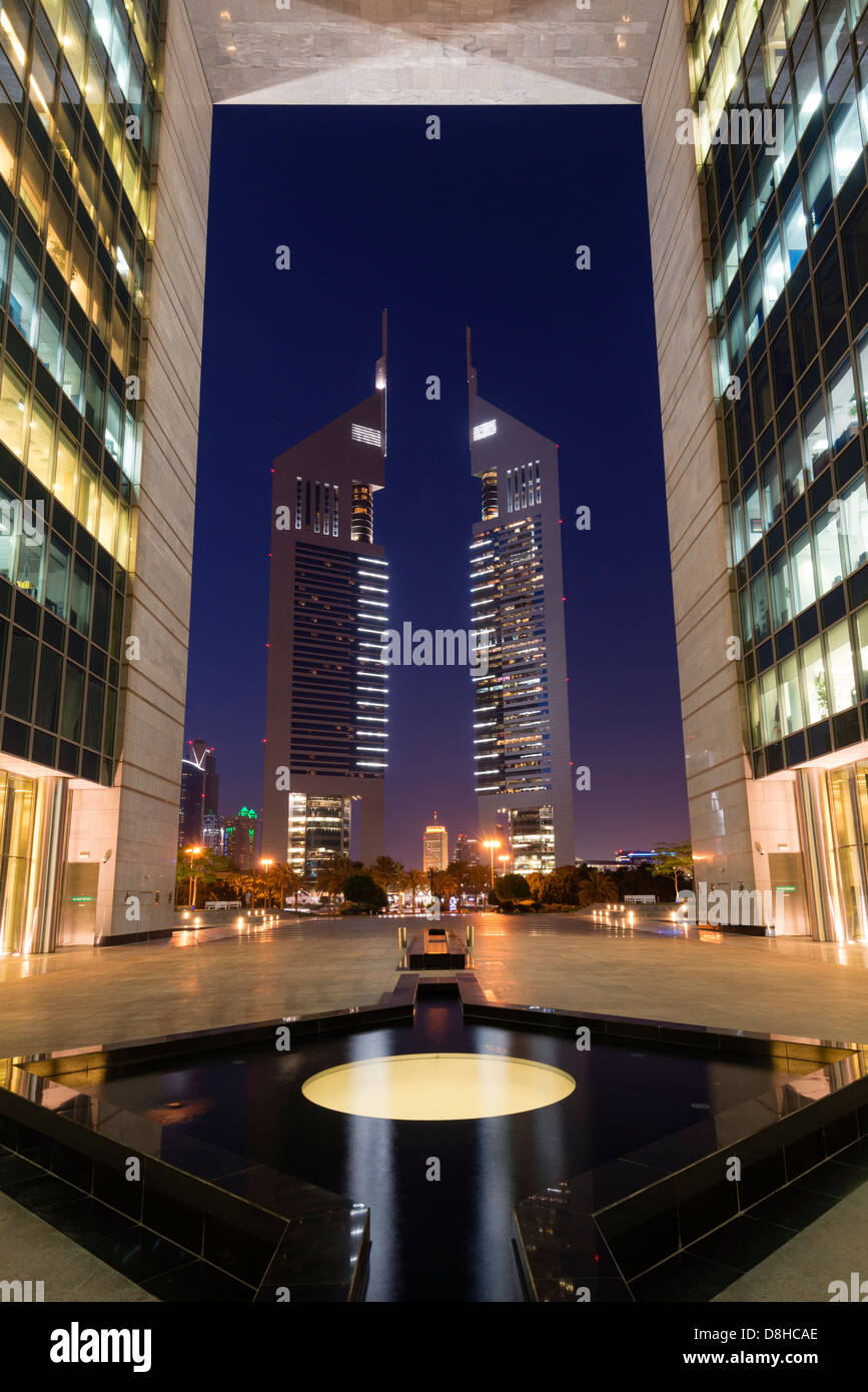 Vue de nuit sur Emirates Towers à partir de l'embarquement au DIFC ou Centre Financier International de Dubaï à Dubaï Banque D'Images