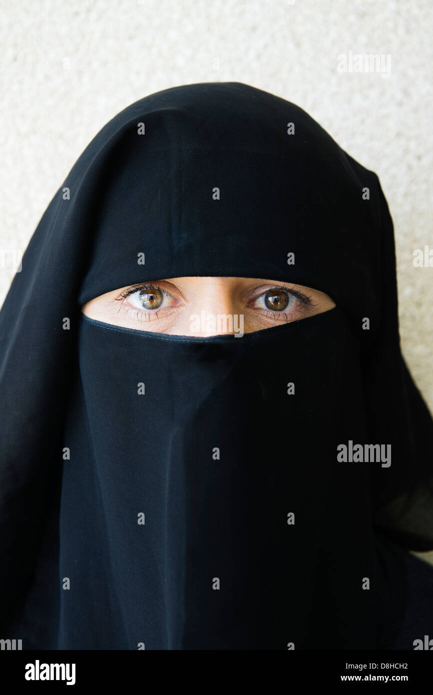 Femme arabe portant le niqab noir traditionnel couvrant face Banque D'Images