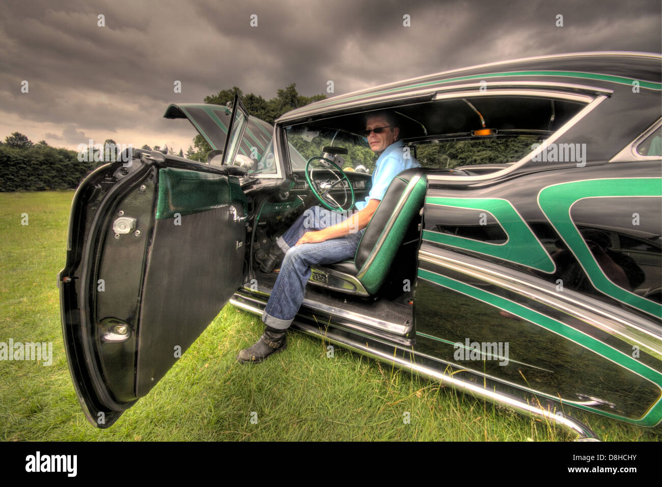 Noir & Vert 1957 Buick voiture classique ; Dave Weatherby américain avec ses 1957 classic car Banque D'Images