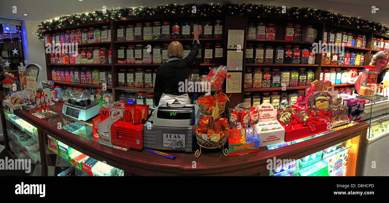 Grand plan de la boutique traditionnelle de bonbons à Lymm, Cheshire, Angleterre, Royaume-Uni, à Noël Banque D'Images