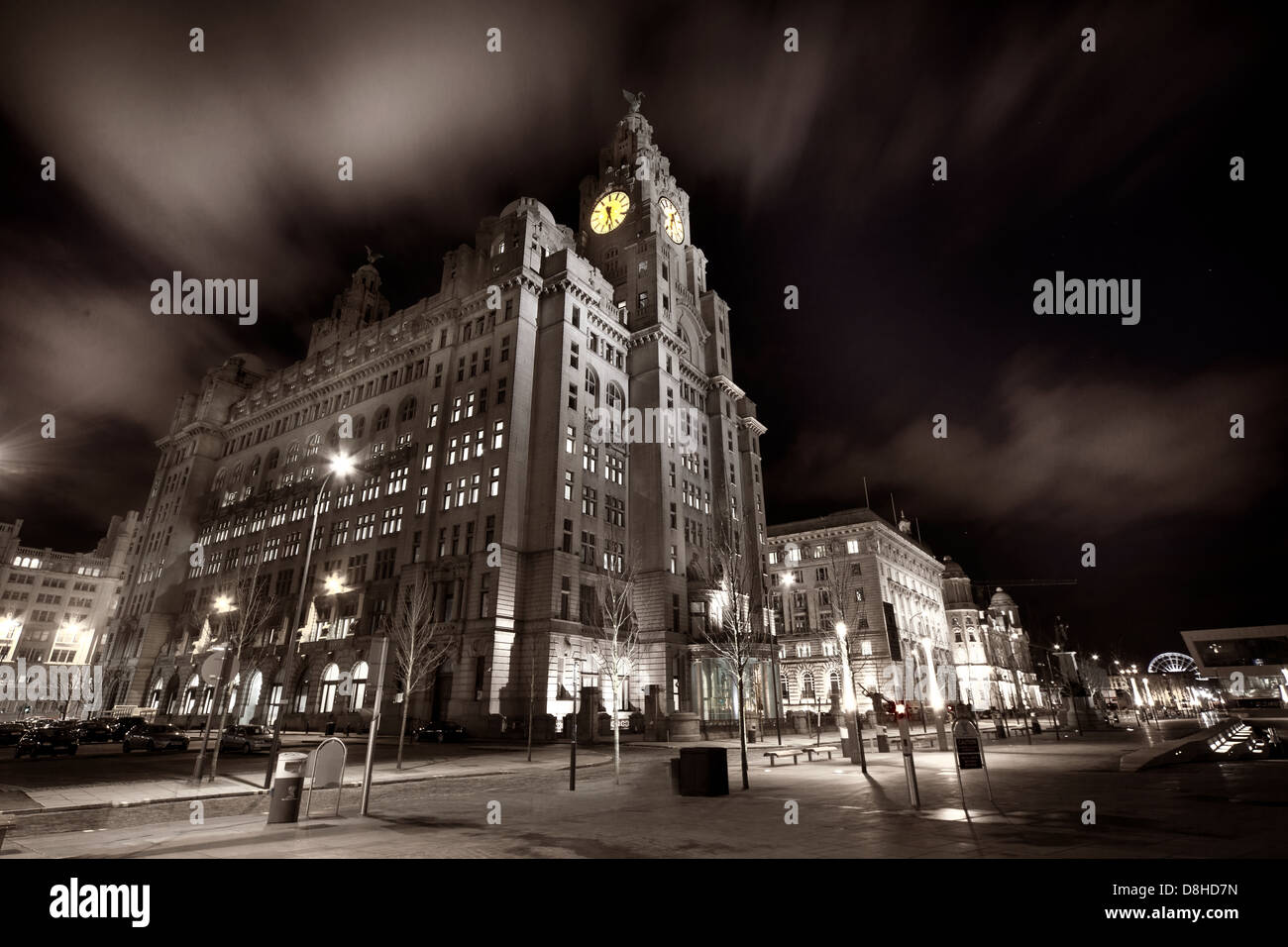 Image au crépuscule du Royal Liver Building, sur le quai de Liverpool, Merseyside, Angleterre, au Pier Head Banque D'Images
