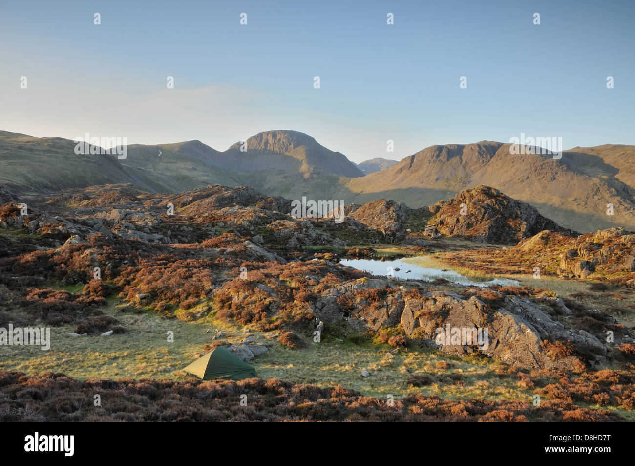 Camping sauvage à côté du Tarn innommé sur le sommet du foin dans le Lake District Banque D'Images