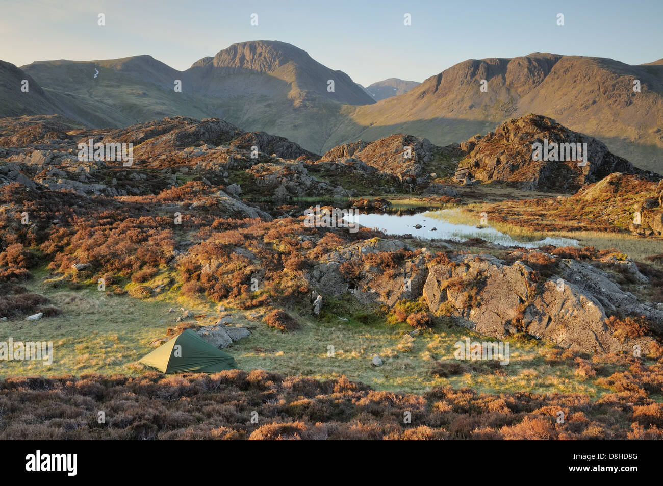 Camping sauvage à côté du Tarn innommé sur le sommet du foin dans le Lake District Banque D'Images